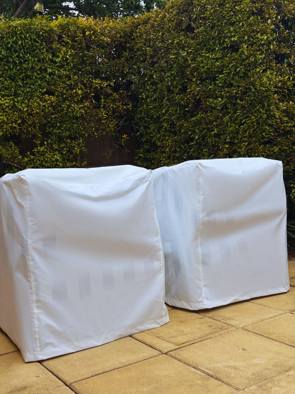 TH Brown Outdoor Trend Cover White - lifestyle beside the pool 